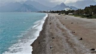 Antalya’da deniz ve hava sıcaklığı eşitlendi, ünlü sahil turkuaza büründü