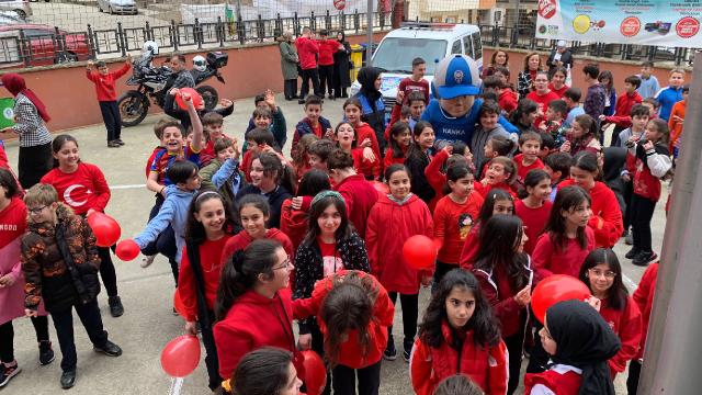 Rize’de kırmızı balonlar otizm farkındalığı için havalandı