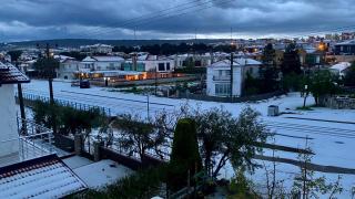 İzmir'de dolu etkili oldu: Sokaklar beyaza büründü