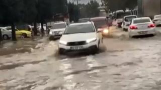 İzmir'de sağanak caddeleri göle çevirdi
