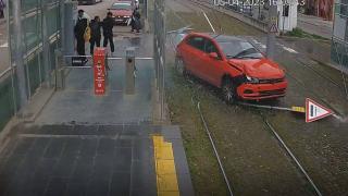 Samsun'da otomobil durağa daldı: O anlar kamerada