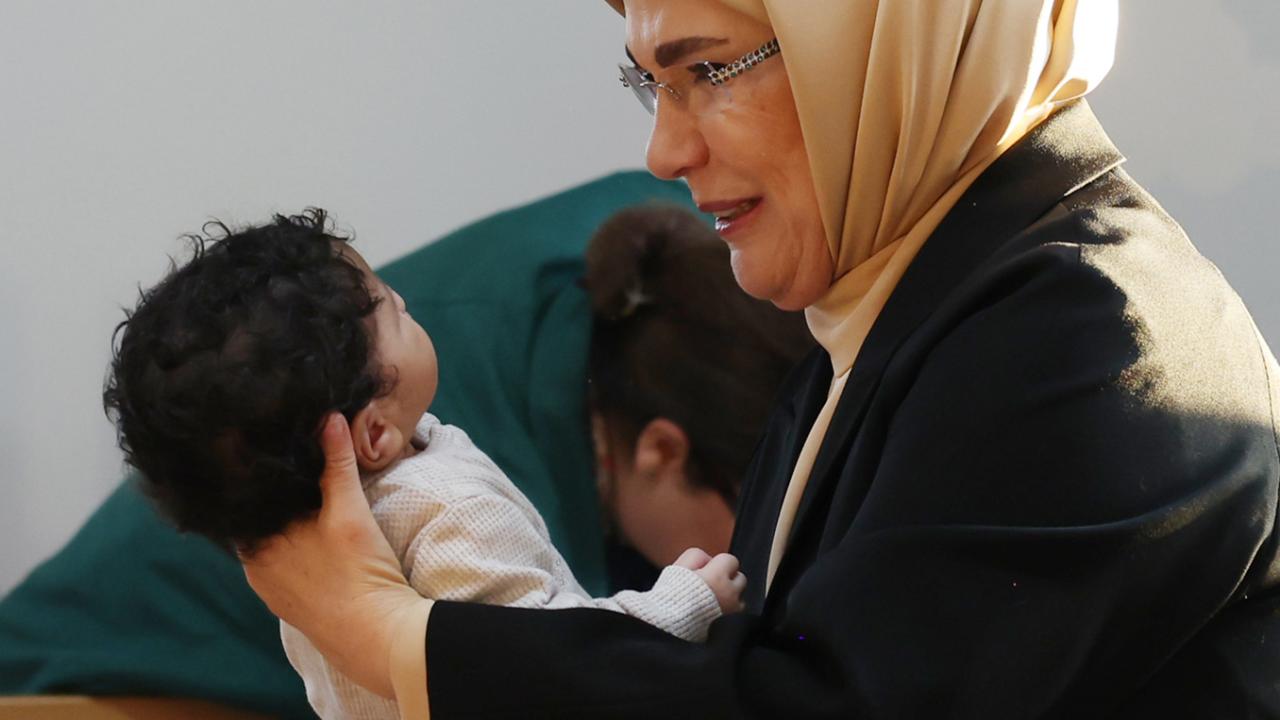 Emine Erdoğan, Darülaceze`deki depremzede bebekleri de ziyaret etti