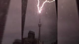 Toronto'nun simgesi CN Kulesi'ne yıldırım düştü