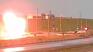 Diyarbakır'da taksiye çarpan otomobil alev aldı