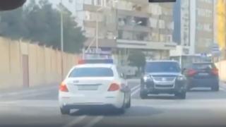 Azerbaycan'da geri geri giden sürücü tehlike saçtı