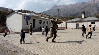 Mehmetçik çocuklarla maç yaptı