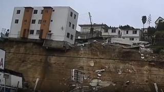 Meksika’da 3 katlı bina yıkıldı