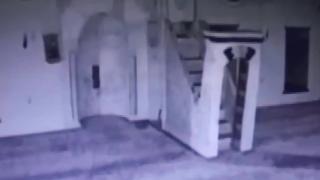 'Deprem terazileri' olan caminin depremde yıkılma anı kamerada