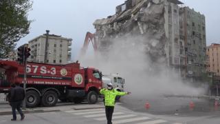 Ağır hasar alan bina yıkıldı: O anlar kamerada