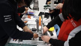 İstanbul Havalimanı içindeki lise öğrencileri bekliyor