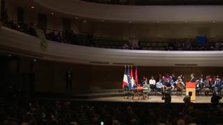 Macron’un konuşması protestocular tarafından kesildi