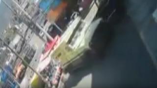 El freni çekilmeyen minibüs sokak satıcısına çarptı