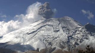 Meksika'daki Popocatepetl Yanardağı’nda 24 saatte 12 patlama