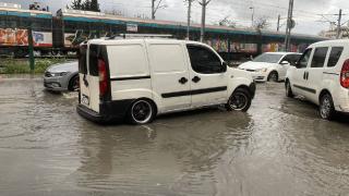 Küçükçekmece'de sağanak nedeniyle yollar göle döndü