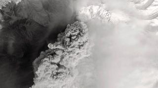 Rusya'da yanardağ patladı, Alaska'da uçuşlar ertelendi