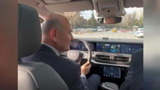 Bakan Soylu, makam aracı Togg ile gençleri gezdirdi