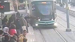 Güvenlik görevlisinin dikkati, dalgın yolcunun hayatını kurtardı