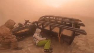 Volkanologlar yanardağın fırlattığı küllerin altında mahsur kaldı