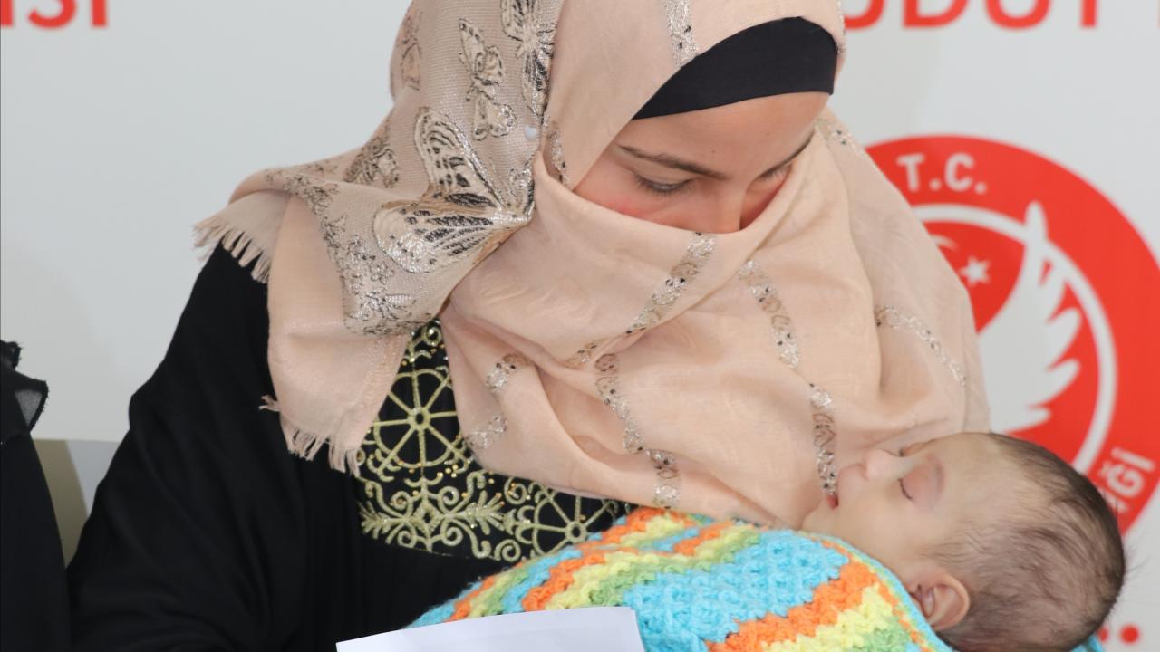 Bebeğini Türk yetkililere emanet ettiği için gönlü rahattı