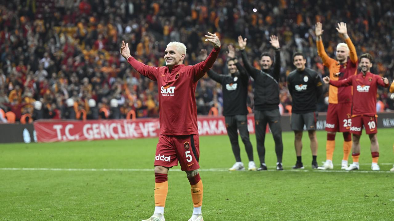 Majid Hosseini kırmızı kart gördü