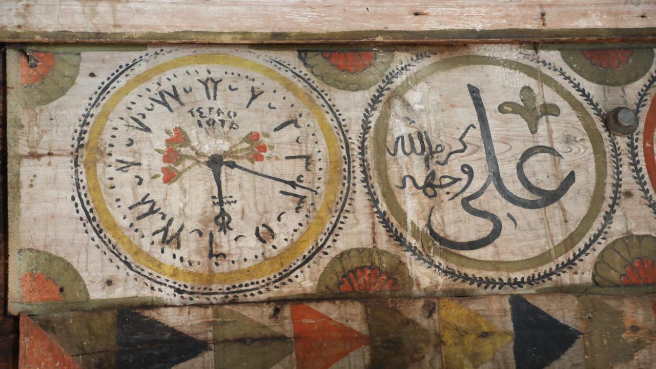 Madalyon içindeki saat süslemesi gizemini koruyor