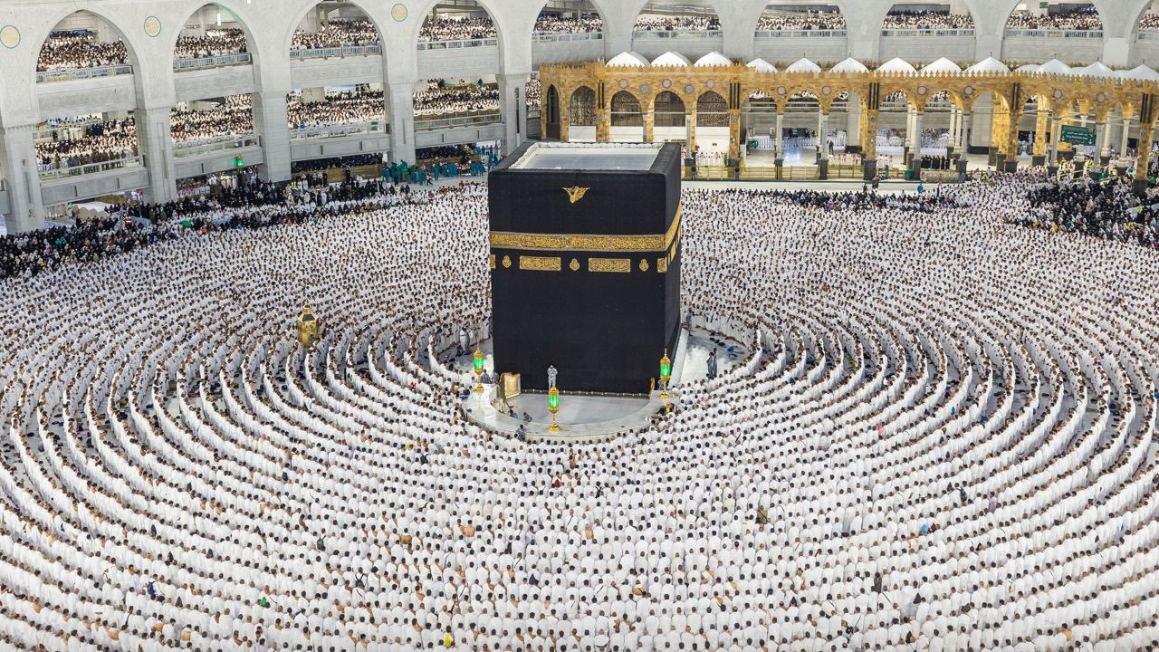 Ramazan ayının 27. günü, akşam namazında saf tutan Müslümanlar