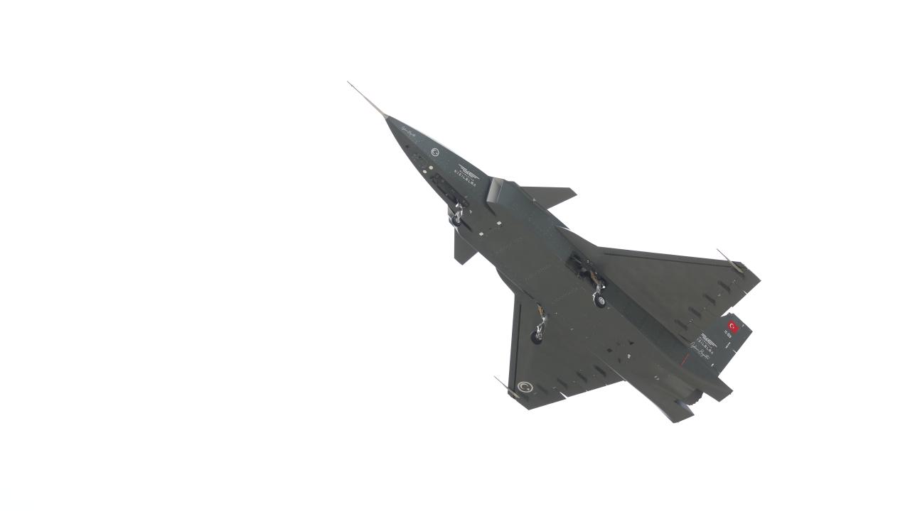 TCG Anadolu Gemisi’nin uçuş güvertesinde sergileniyor