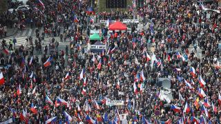 Çekya'da binlerce kişi hükümete karşı sokakta