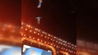 Çinli akrobat gösteri sırasında metrelerce yüksekten yere çakıldı