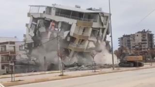 Yıkılan binanın altında kalmaktan son anda kurtuldu