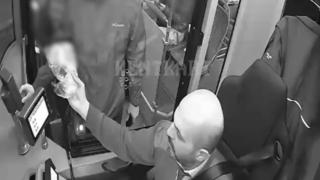 Otobüs şoförü iftara yetişemeyenlere yemek dağıttı