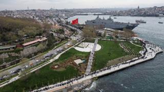 TCG Anadolu'ya ziyaretçi akını: 2 kilometre kuyruk oluştu