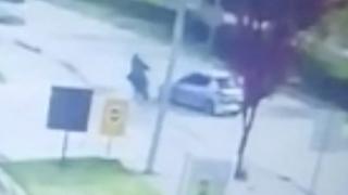 Savrulan otomobil elektrikli bisiklete çarptı