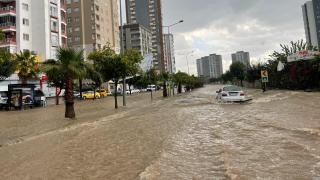 Adana'da sağanak ve dolu etkili oldu: Yollar göle döndü