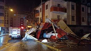 Bitlis'te fırtına çatıları uçurdu