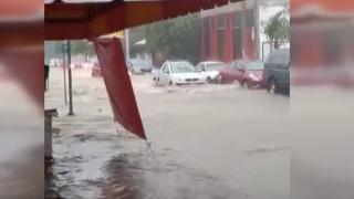 Meksika’yı fırtına vurdu: Araçlar suda sürüklendi