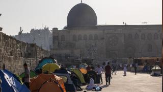 Mescid-i Aksa'da itikaf: Ayrım Duvarı'nı aşıp geldiler