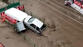 Balıkesir'de sağanakla gelen taşkın araçları sürükledi