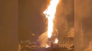 Disneyland'de mekanik ejderha, gösteri sırasında alev aldı