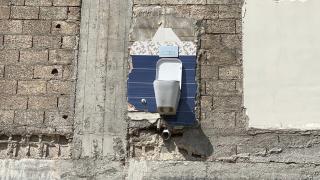 Depremde yıkılan binadaki klozet duvarda asılı kaldı