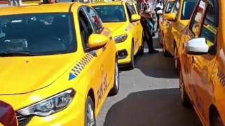 Taksi durağında taksiye binemeyince isyan etti