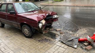 Yangın musluğuna çarptı, yolu su bastı