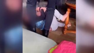 Almanya'da Suriyeli ailenin çocuğu polis eşliğinde zorla alındı