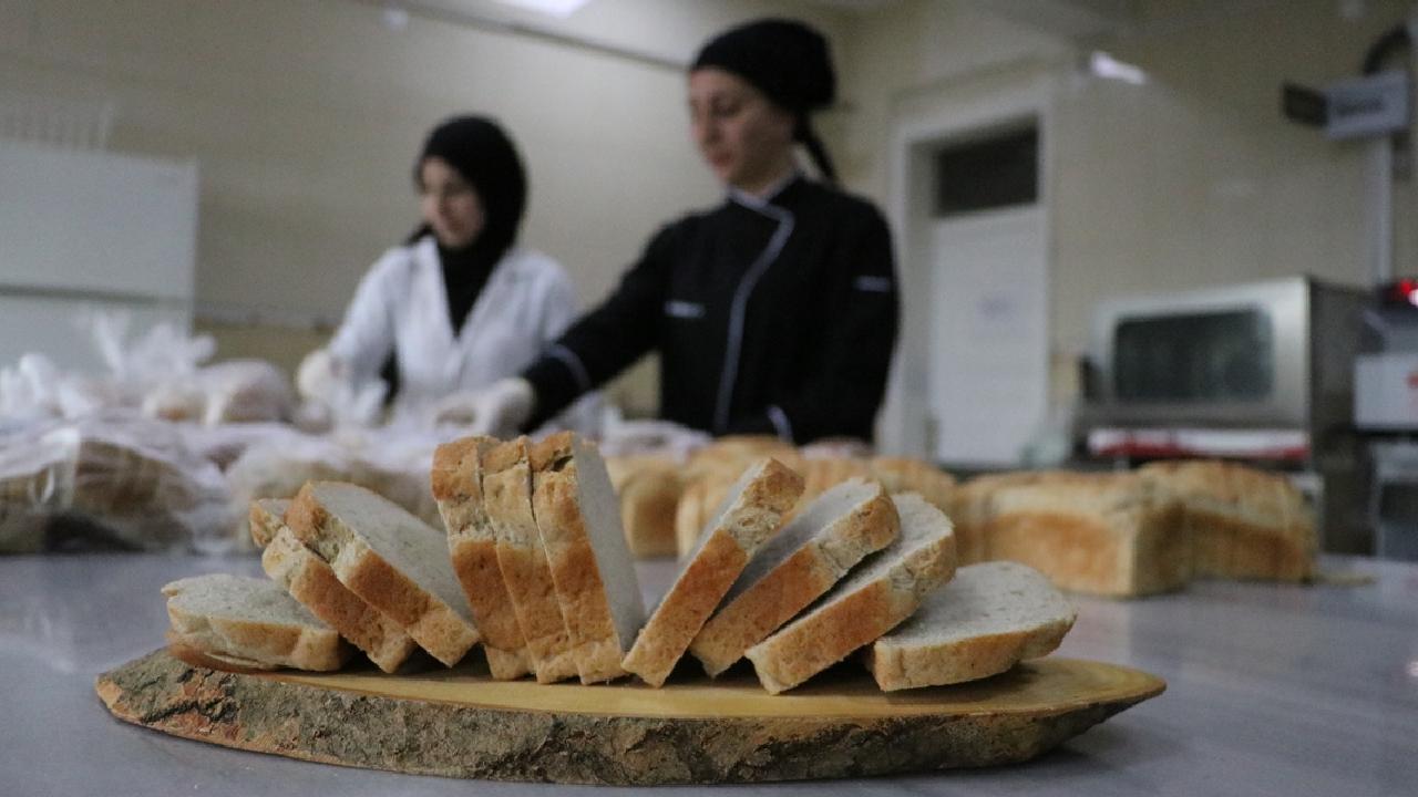 Diyarbakır'da kurulan "glütensiz mutfak"ta çölyak hastası öğrencilere ekmek üretiliyor