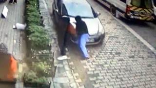 Park ettiği otomobilinin altında kaldı