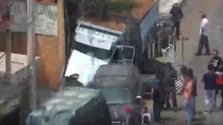 Lastiği patlayan kamyon 5 araca ve eve çarptı