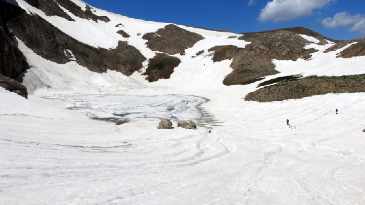 2015 yılında uydu üzerinden keşfedilen Munzur’daki buzul yerinde görüntülendi