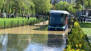 İstanbul'da patlayan su borusu yolları göle çevirdi