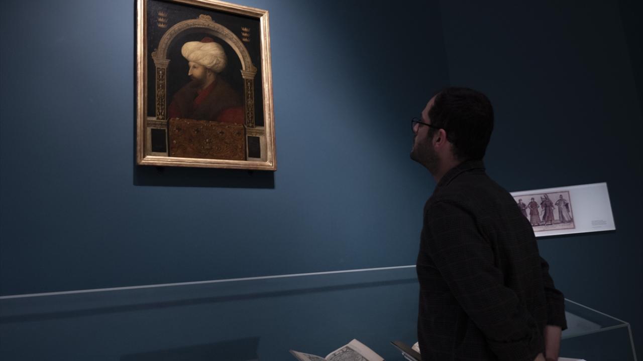 Tablodaki taçlar Fatih`in önemli fetihlerini sembolize ediyor