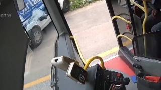 Sürücüsüz aracı camdan müdahale ederek durdurdu